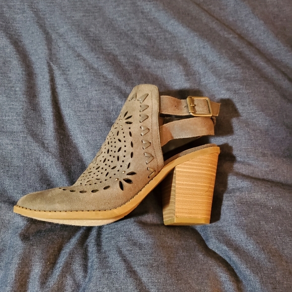 Blue suede closed toe heels 👠 - Picture 5 of 7